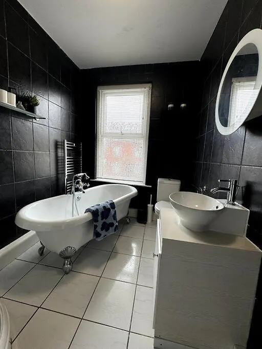 Modern 5-Bed Home Near Leeds City Centre イギリス