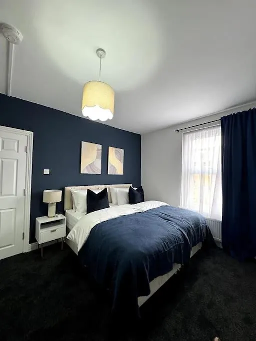 Modern 5-Bed Home Near Leeds City Centre リーズ