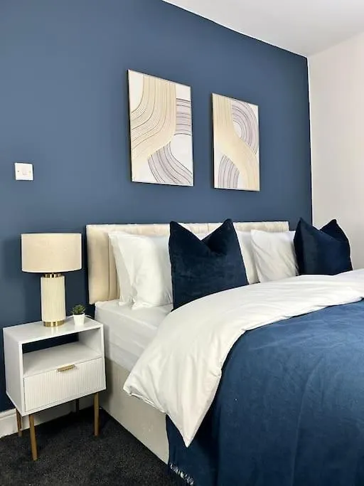 Modern 5-Bed Home Near Leeds City Centre 0*, リーズ