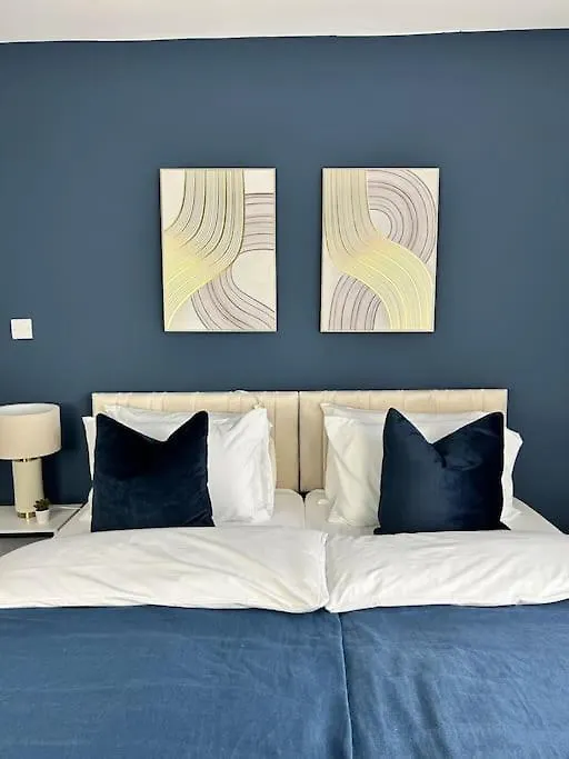 Modern 5-Bed Home Near Leeds City Centre アパート